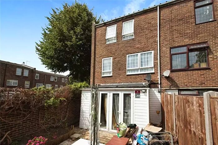 4 Bedroom End Of Terrace House For Sale In St. Edmunds Close, Erith, DA18