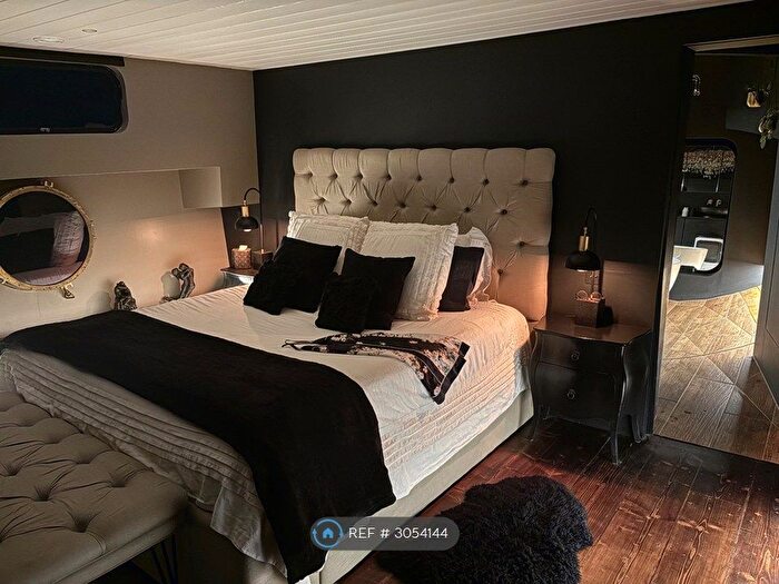 1 Bedroom Houseboat To Rent In D'oyly Carte Island, Weybridge, KT13