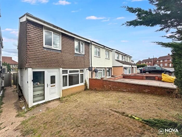 3 Bedroom House To Rent In Hockwell Ring, Luton, LU4