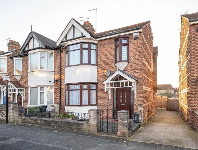 4 Bedroom End Of Terrace House For Sale In Coolgardie Avenue, Highams Park, E4