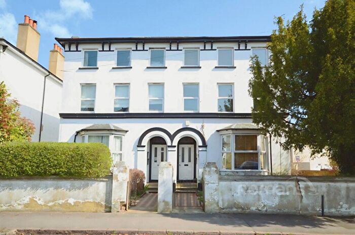 1 Bedroom Apartment For Sale In Cambridge Road, Aldershot, Hampshire, GU11