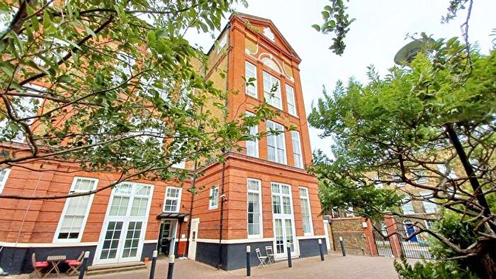 1 Bedroom Barn Conversion To Rent In Wollaton House, Islington, N1