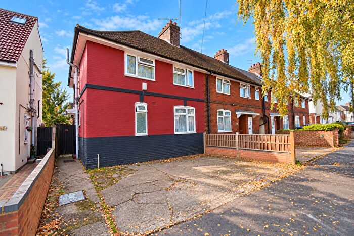 3 Bedroom End Of Terrace House For Sale In Selbourne Road, Luton, Bedfordshire, LU4