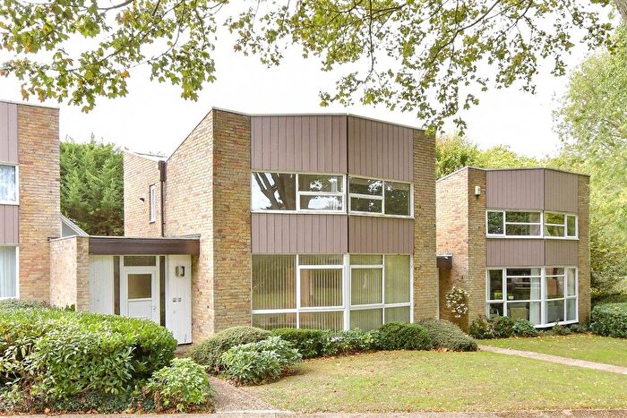 3 Bedroom Link Detached House For Sale In Lambardes, New Ash Green, Longfield, Kent, DA3