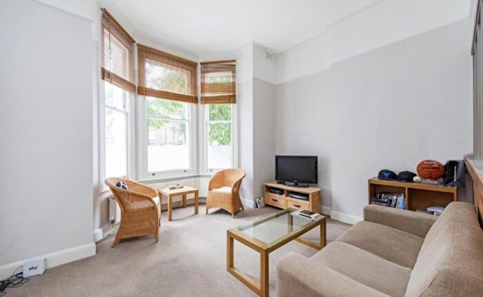 2 Bedroom Flat To Rent In Lakeside Road, London, W14