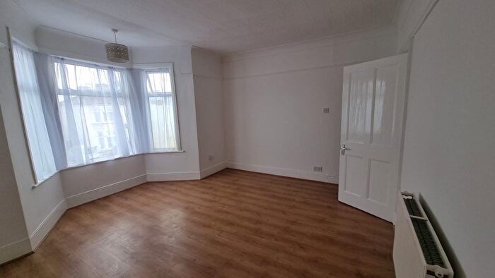 2 Bedroom Flat To Rent In St Albans Road, Seven Kings, IG3