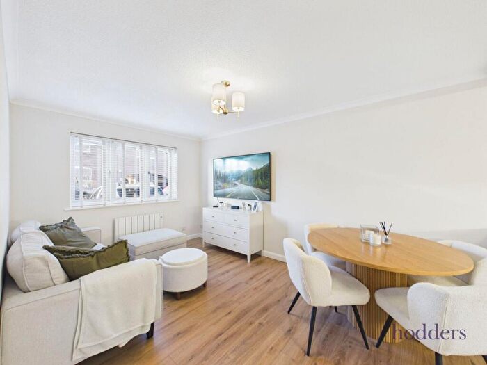 1 Bedroom Apartment For Sale In Chertsey, Surrey, KT16