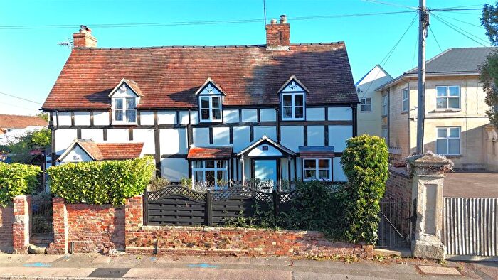 3 Bedroom Semi Detached House For Sale In Hucclecote Road, Gloucester, GL3