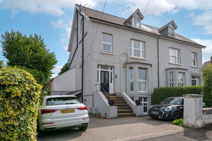 2 Bedroom Flat For Sale In Warren Road, Reigate, RH2