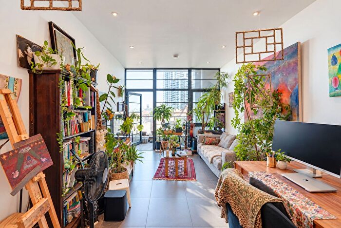 2 Bedroom Flat For Sale In Powis Street, London, SE18
