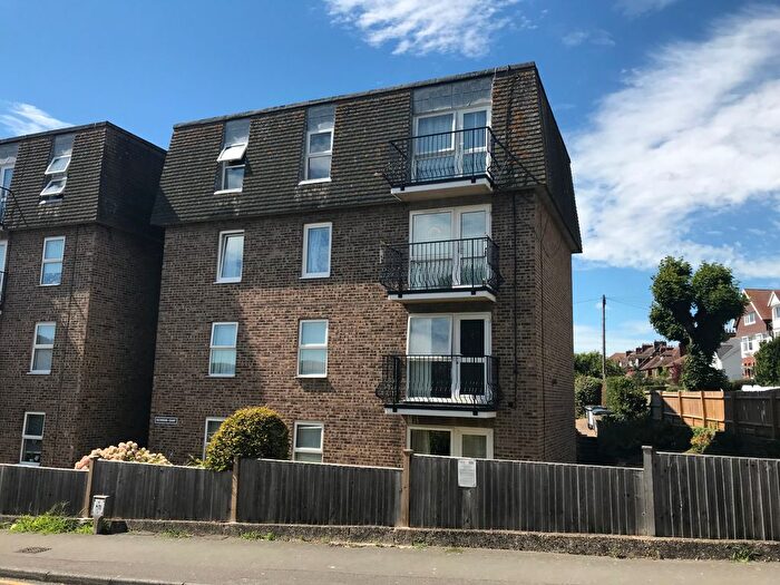 2 Bedroom Flat To Rent In Richmond Court, Dover, CT16
