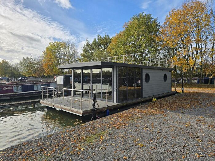2 Bedroom House Boat For Sale In West Haddon Road, Crick, NN6