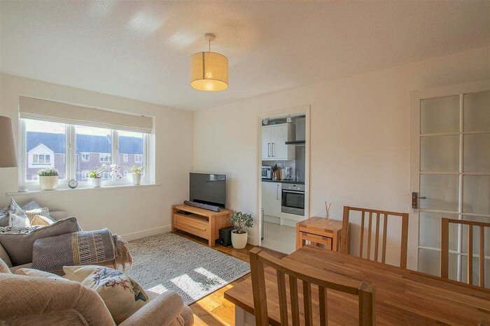 1 Bedroom Flat To Rent In Linwood Crescent, Enfield, EN1