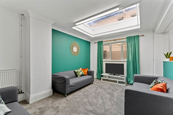 6 Bedroom Maisonette To Rent In Queen Anne Terrace, North Hill, Plymouth, City Of Plymouth, PL4
