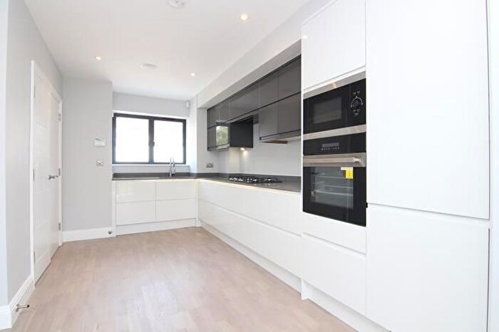 3 Bedroom Flat To Rent In Bideford Avenue, Perivale, UB6