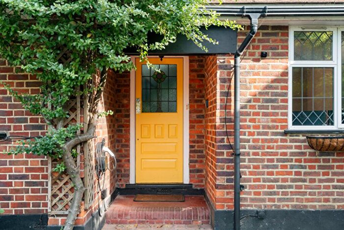 4 Bedroom Semi-Detached House For Sale In Rydens Road, Walton-On-Thames, KT12