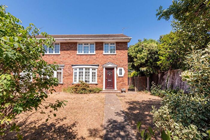 3 Bedroom Semi-Detached House For Sale In Gardner Road, Maidenhead, SL6