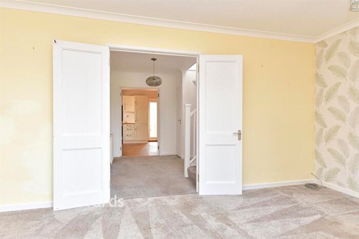 3 Bedroom Chalet For Sale In Whybornes Chase, Minster On Sea, Sheerness, Kent, ME12
