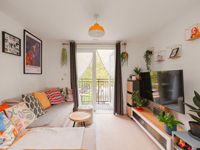 2 Bedroom Flat For Sale In Bedminster Parade, Bedminster, BS3