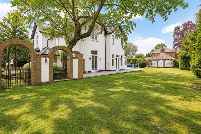 4 Bedroom Detached House To Rent In Ashley Road, Walton-on-Thames, KT12