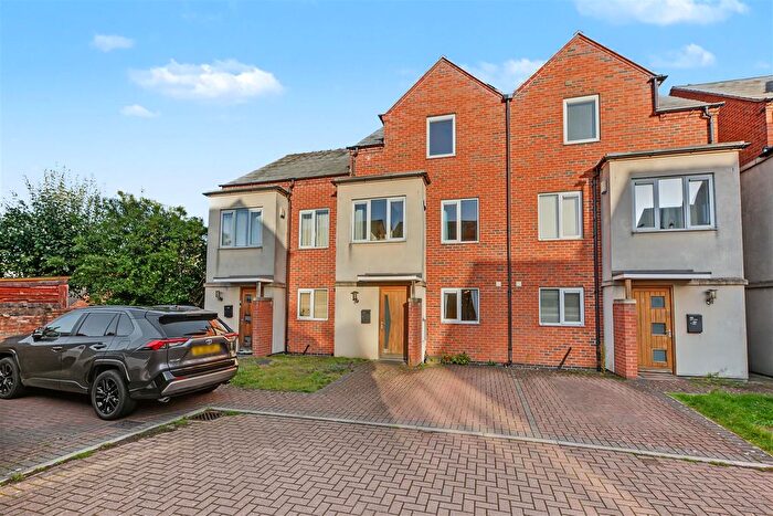 4 Bedroom Terraced House For Sale In Wichal Close, Nottingham, NG5