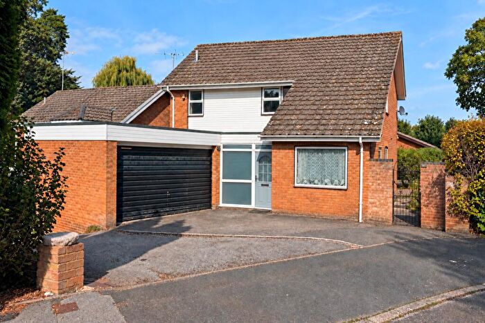 4 Bedroom Detached House For Sale In Kelsey Grove, Yateley, GU46