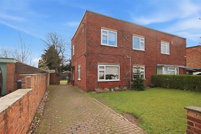 3 Bedroom Semi-Detached House For Sale In Haddon Close, Chesterfield, S40