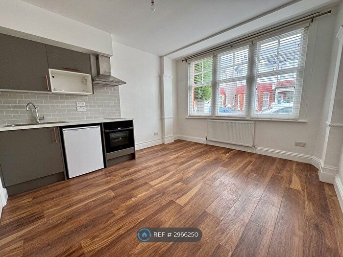 Studio To Rent In Raphael Road, Hove, BN3