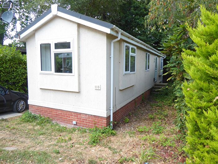 2 Bedroom Mobile/park Home For Sale In Fangrove Park, Lyne, Chertsey, KT16