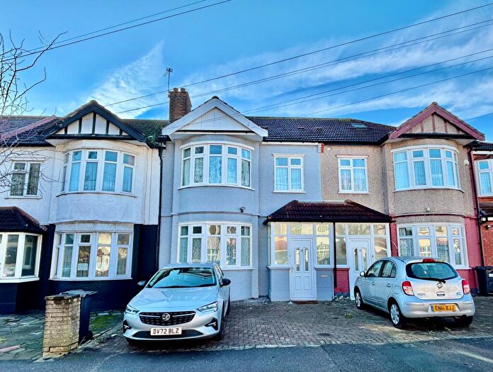 4 Bedroom House To Rent In Ridgeway, Redbridge, IG4