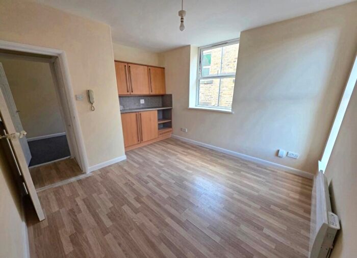 1 Bedroom Flat To Rent In Church Street, Paddock, Huddersfield, West Yorkshire, HD1