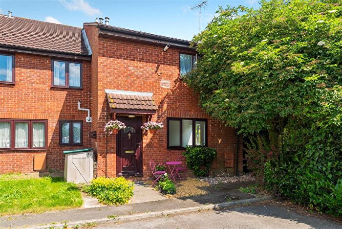 1 Bedroom Maisonette For Sale In Moore Close, Tongham, GU10