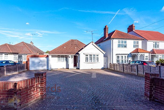 2 Bedroom Detached Bungalow For Sale In Ware Road, Hoddesdon, EN11
