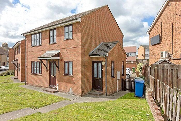 2 Bedroom Maisonette For Sale In Alexander Court, Chalkwell Road, Sittingbourne, Kent, ME10