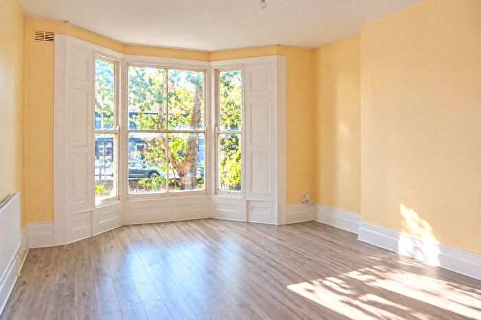 3 Bedroom Flat To Rent In Upper Clapton Road, Hackney, London, E5