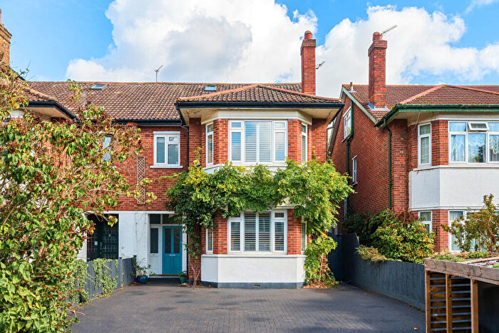 5 Bedroom Semi-Detached House For Sale In Leyland Road, Lee, SE12