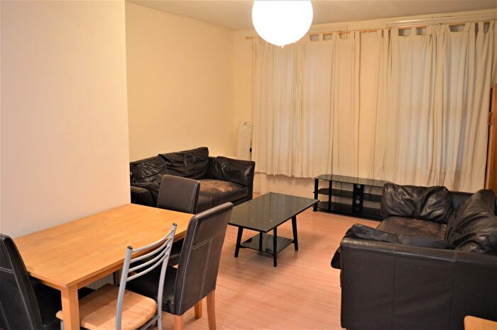 3 Bedroom Flat To Rent In Walworth Road, SE17