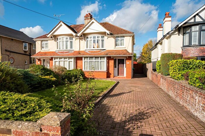 3 Bedroom Semi-Detached House For Sale In Salisbury Road, Andover, SP10