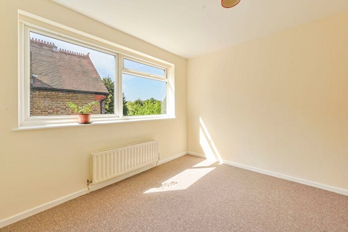 2 Bedroom Flat For Sale In Tring Avenue, Ealing Common, London, W5