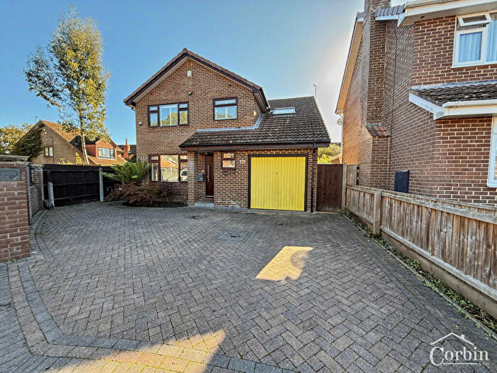4 Bedroom Detached House For Sale In De Courtenai Close, Bournemouth, BH11