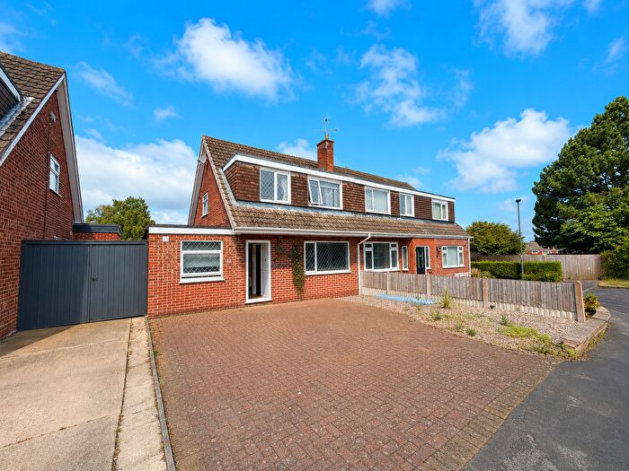 3 Bedroom Semi-Detached House For Sale In Hoylake Drive, Derby, DE3
