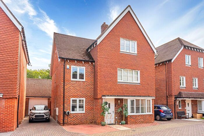 6 Bedroom Detached House For Sale In Apsley Road, Horley, RH6