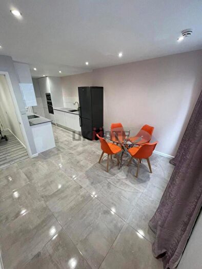 3 Bedroom Flat To Rent In Blackwall Way, E14