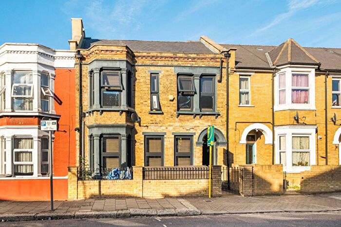2 Bedroom Flat For Sale In Villiers Road, Dollis Hill, London, NW2