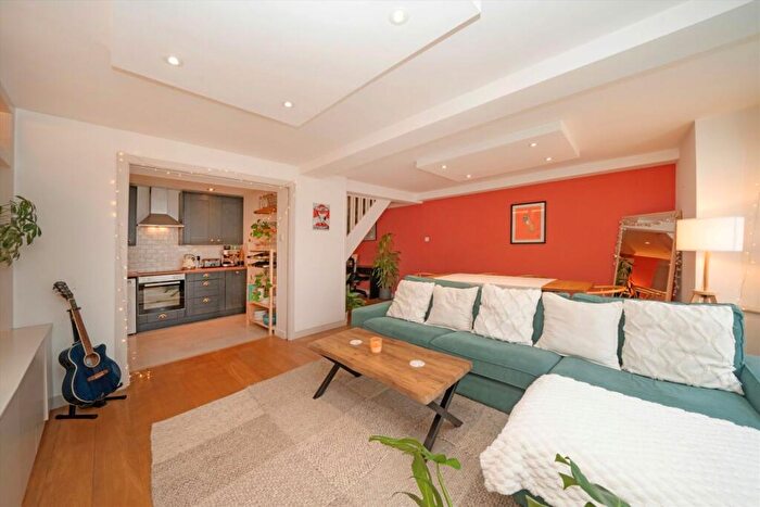 2 Bedroom Flat For Sale In Thurlow Park Road, Dulwich, SE21