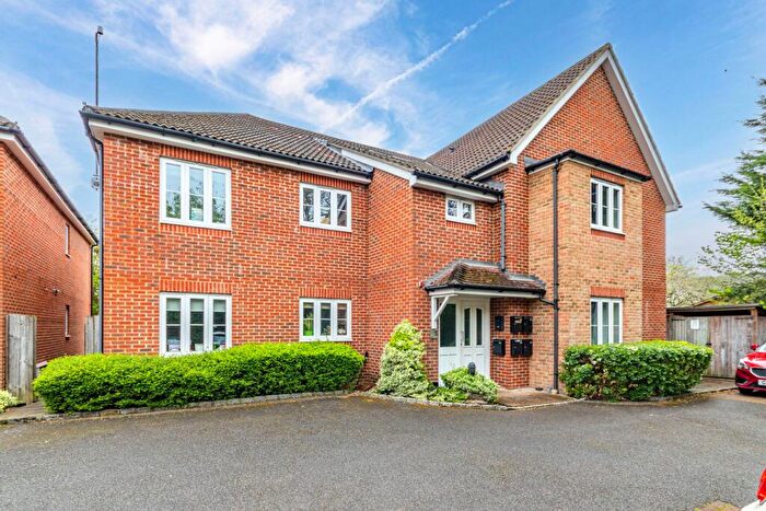 2 Bedroom Flat For Sale In Holmefield Place, New Haw, Addlestone, Surrey, KT15