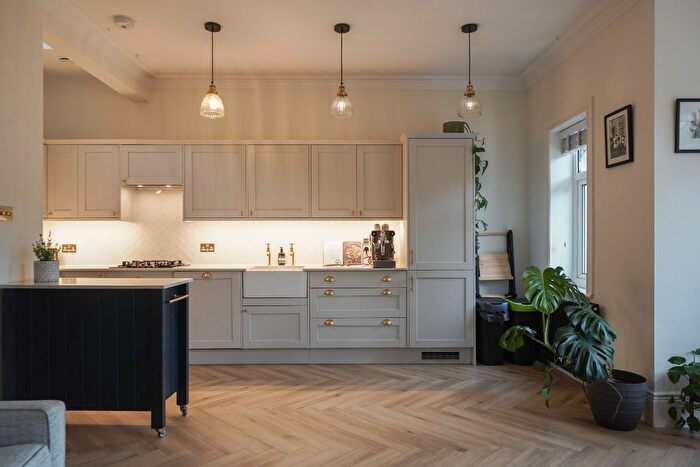 3 Bedroom Flat For Sale In Melrose Avenue, Willesden Green, London, NW2