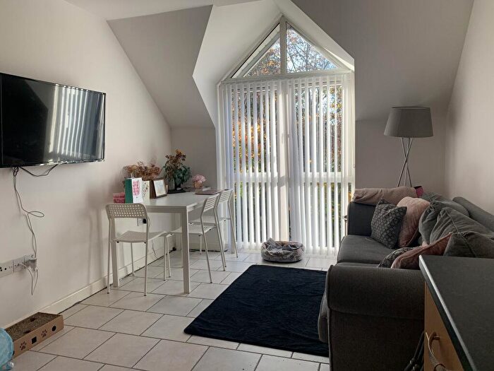 2 Bedroom Flat To Rent In Laureate House // Bed & Bath // August, LN1