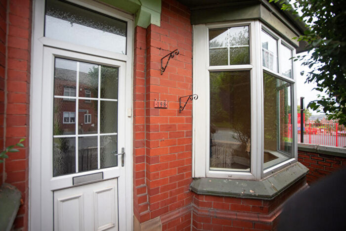 3 Bedroom Semi-Detached House For Sale In Oldham Road, Oldham, OL2