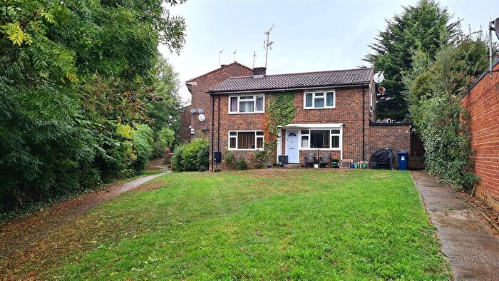 2 Bedroom Maisonette For Sale In Park Road, New Barnet, EN4